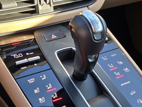 Used 2025 Porsche Macan image 25