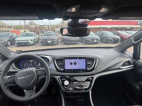 Used 2025 Chrysler Pacifica Limited image 38