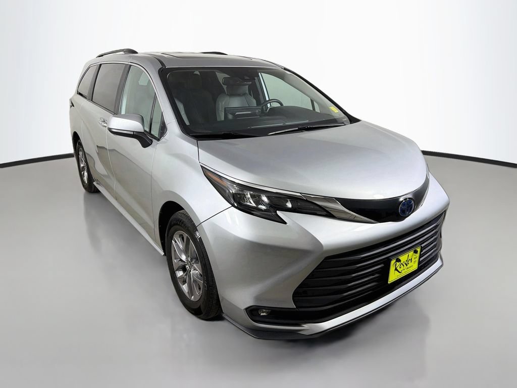 Used 2025 Toyota Sienna XLE FWD image 4