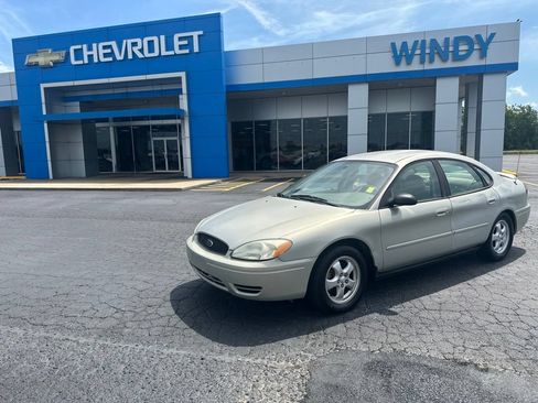 Used 2006 Ford Taurus SE FWD image 2