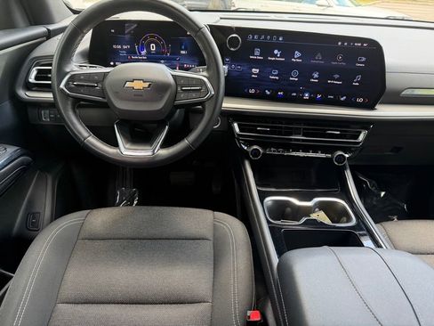 Used 2025 Chevrolet Traverse LT FWD image 15