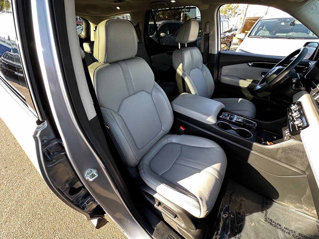 Used 2025 Honda Pilot Touring image 17