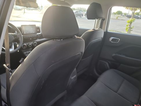 Used 2025 Hyundai Venue SE FWD image 13