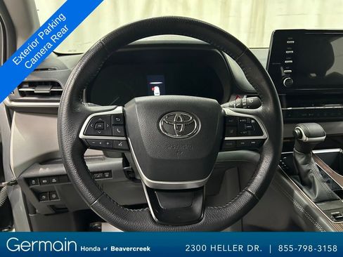 Used 2022 Toyota Sienna XLE image 19