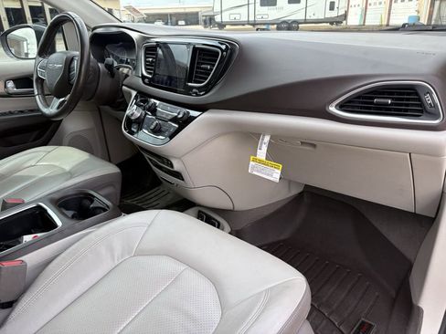 Used 2018 Chrysler Pacifica Touring-L Plus image 28