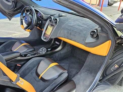 Used 2019 McLaren 570S Spider image 30