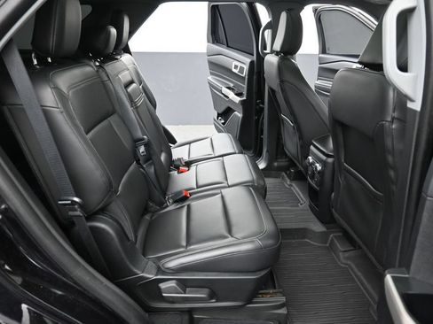 Certified 2021 Ford Explorer XLT w/ Equipment Group 202A RWD image 10