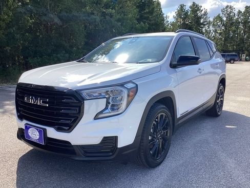 Used 2024 GMC Terrain SLE w/ Driver Convenience Package FWD image 3