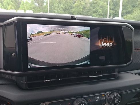Used 2025 Jeep Wrangler Unlimited Rubicon w/ Convenience Group AWD/4WD image 18