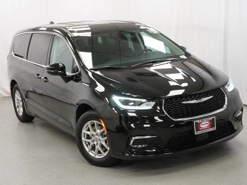 Certified 2024 Chrysler Pacifica Touring-L FWD image 10