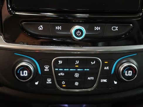 Used 2020 Chevrolet Traverse LT w/ LT Premium Package FWD image 22