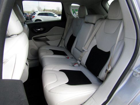 Used 2020 Jeep Cherokee Latitude Plus image 21