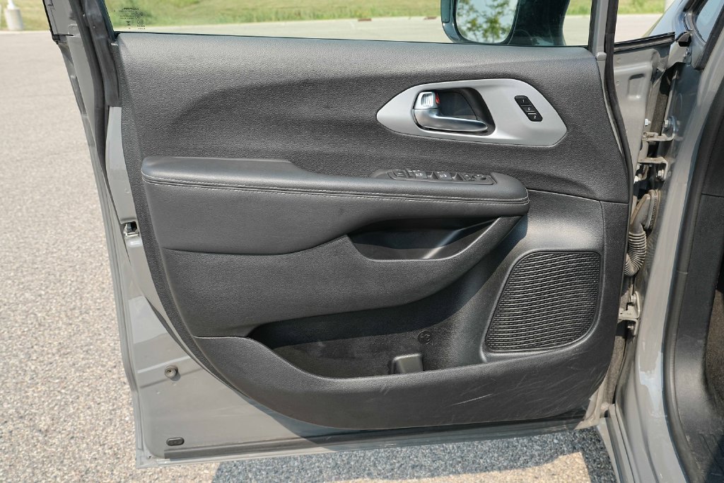 Used 2025 Chrysler Pacifica Limited FWD image 26