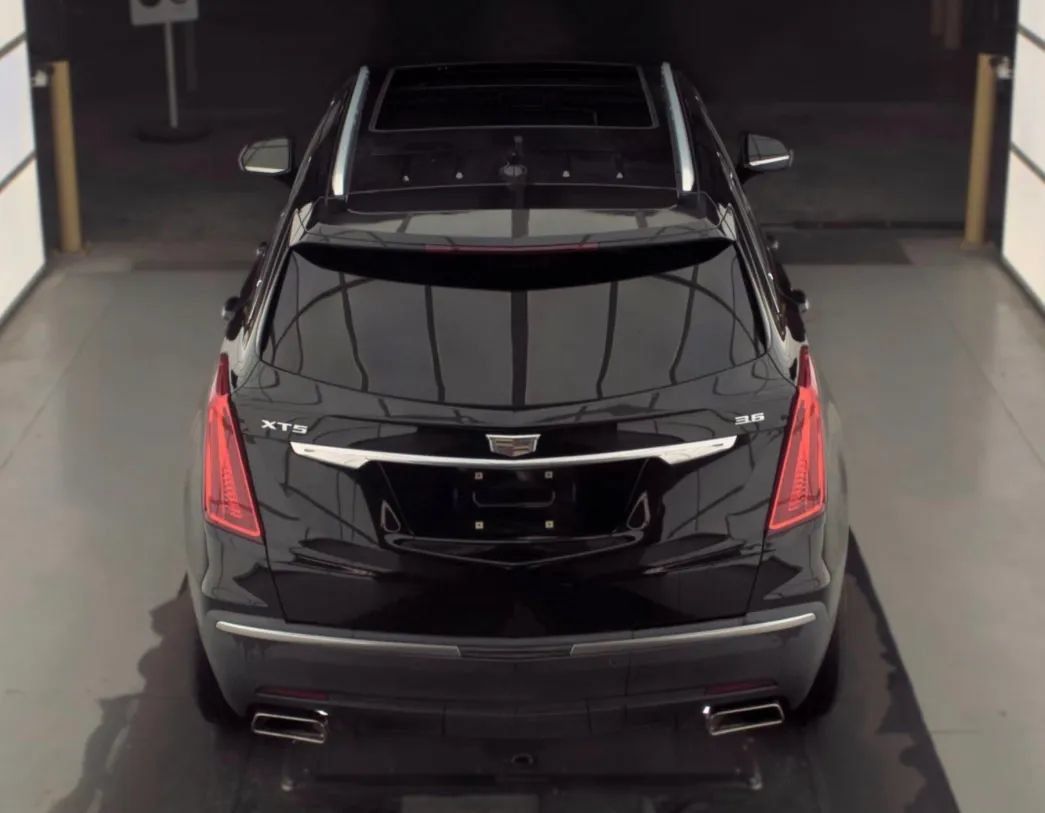 Used 2018 Cadillac XT5 Luxury w/ Driver Awareness Package FWD image 3