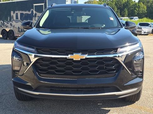 Used 2025 Chevrolet Trax LT FWD image 8
