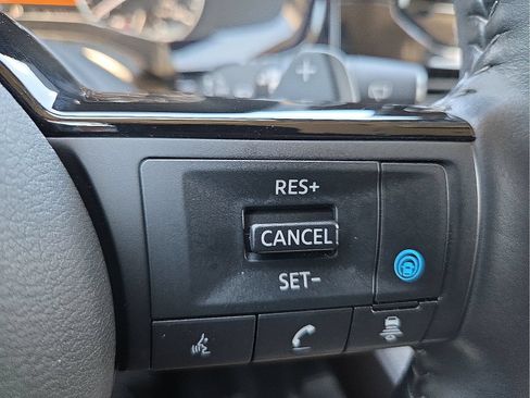 Used 2025 Nissan Pathfinder SL AWD/4WD image 18