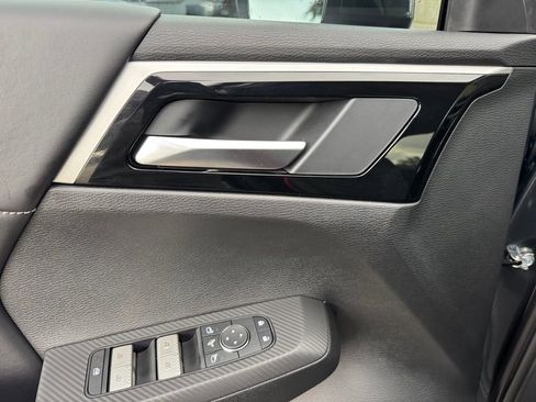 New 2025 Mitsubishi Outlander SE image 33