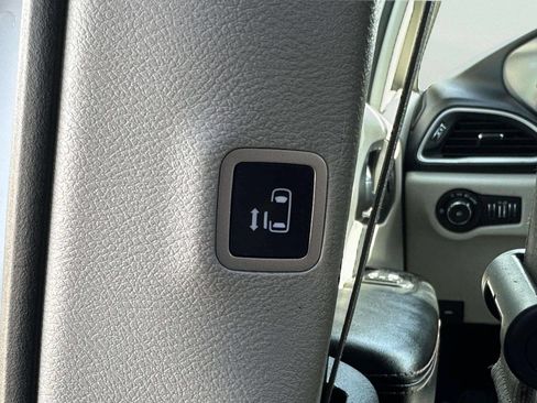 Used 2020 Chrysler Pacifica Touring-L Plus image 13