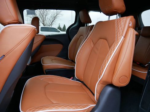 New 2026 Chrysler Pacifica Pinnacle image 10