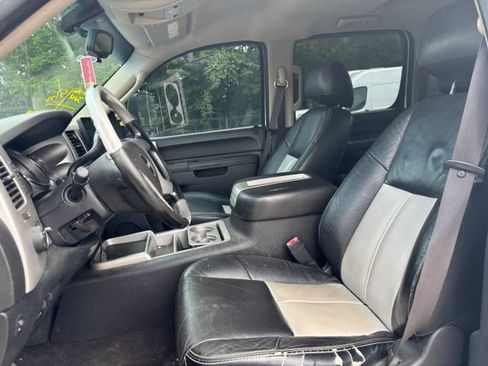 Used 2011 GMC Sierra 2500 SLE w/ SLE Preferred Package AWD/4WD image 14