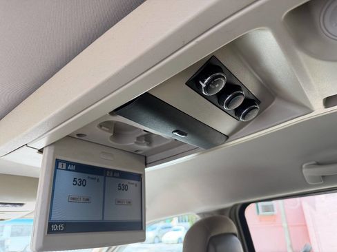 Used 2013 Chrysler Town & Country Touring FWD image 8