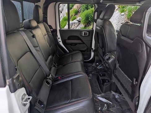 Used 2024 Jeep Gladiator Rubicon w/ Technology Group AWD/4WD image 17