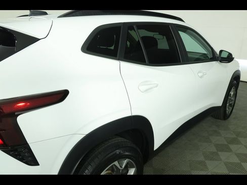 Used 2024 Chevrolet Trax LT w/ Sunroof Package FWD image 18