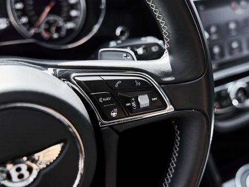 Used 2017 Bentley Bentayga AWD/4WD image 56