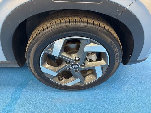 Used 2025 Hyundai Venue SEL image 3