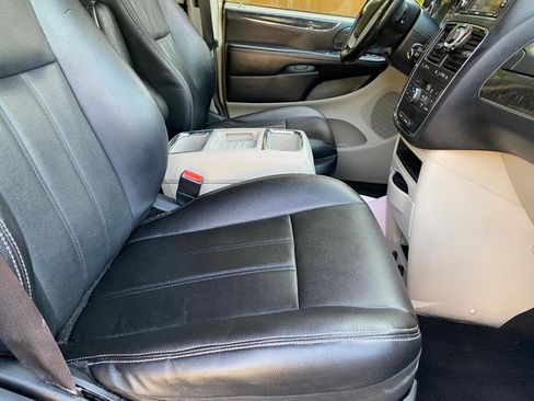 Used 2016 Chrysler Town & Country Touring image 53