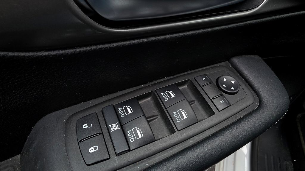 Used 2025 Chrysler Pacifica Select FWD image 19