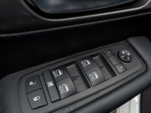 Used 2025 Chrysler Pacifica Select FWD image 19