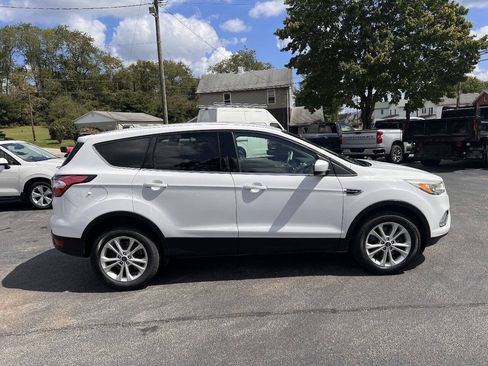 Used 2017 Ford Escape SE w/ SE Cold Weather Package AWD/4WD image 3