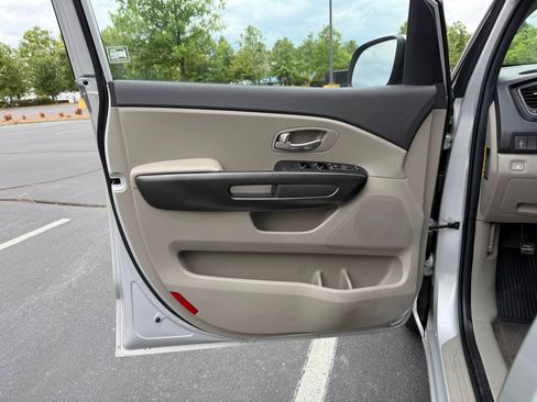 Used 2016 Kia Sedona LX w/ LX Convenience Package FWD image 14