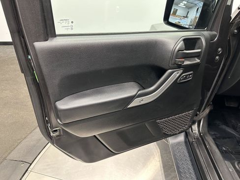 Used 2018 Jeep Wrangler Unlimited Sahara w/ Connectivity Group AWD/4WD image 13