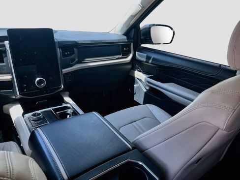 Used 2024 Ford Expedition Platinum RWD image 25