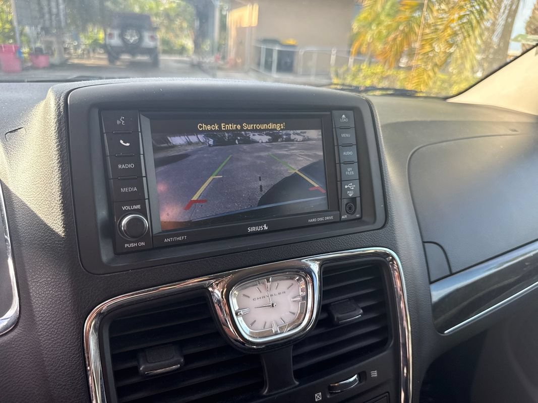 Used 2014 Chrysler Town & Country Touring FWD image 21