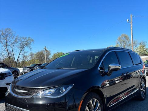 Used 2017 Chrysler Pacifica Limited w/ UConnect Theater Package FWD image 3