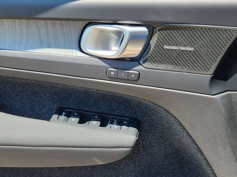 Certified 2025 Volvo XC40 B5 Ultra w/ Climate Package AWD/4WD image 6