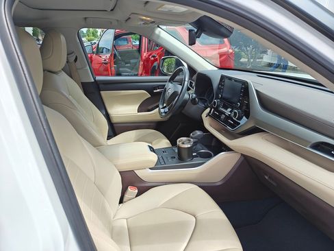Used 2020 Toyota Highlander XLE FWD image 10