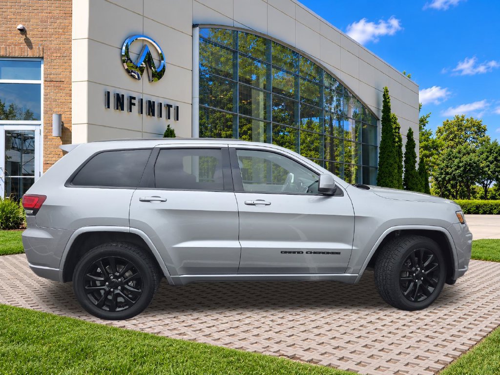 Used 2018 Jeep Grand Cherokee Altitude AWD/4WD image 10