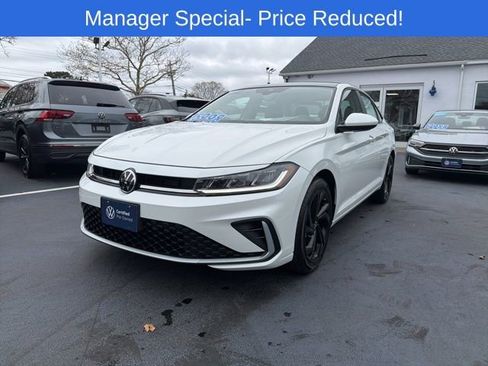 Certified 2025 Volkswagen Jetta SE w/ Sunroof Package image 3