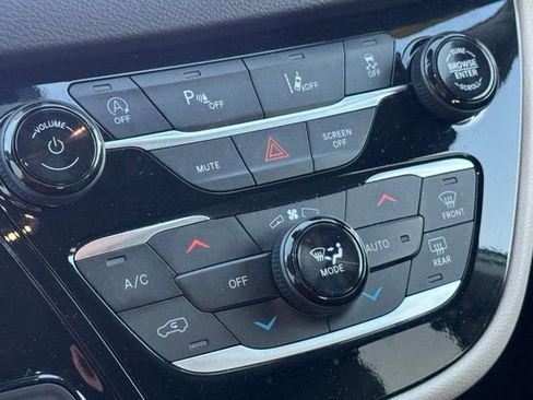 Used 2024 Chrysler Pacifica Touring-L image 49