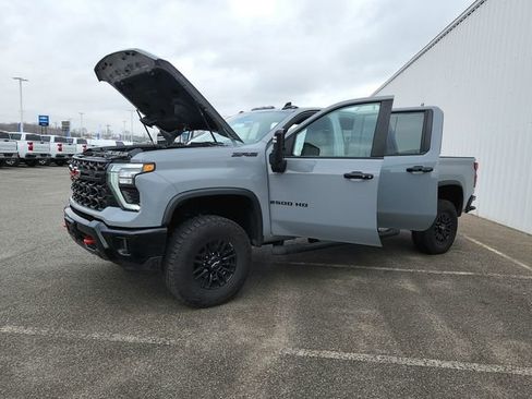Used 2025 Chevrolet Silverado 2500 ZR2 w/ Technology Package image 11