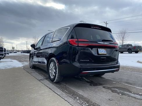 Used 2024 Chrysler Pacifica Touring-L FWD image 7