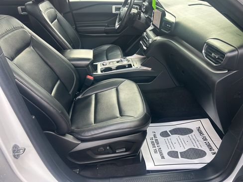 Used 2020 Ford Explorer XLT w/ Equipment Group 202A AWD/4WD image 19