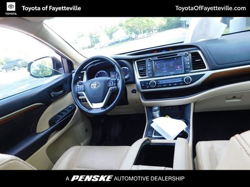 Used 2019 Toyota Highlander Limited Platinum FWD image 3