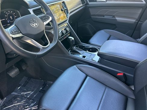 Used 2022 Volkswagen Atlas Cross Sport SE w/ Panoramic Sunroof Package FWD image 4