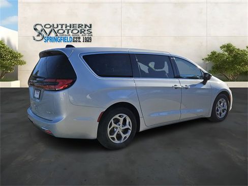 Used 2024 Chrysler Pacifica Limited image 5