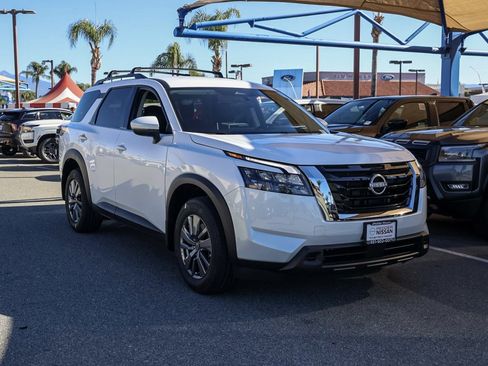 New 2025 Nissan Pathfinder SV image 2